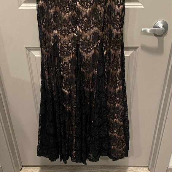 Betsy & Adam Elegant Black and Tan Lace Maxi Dress - Picture 9 of 12